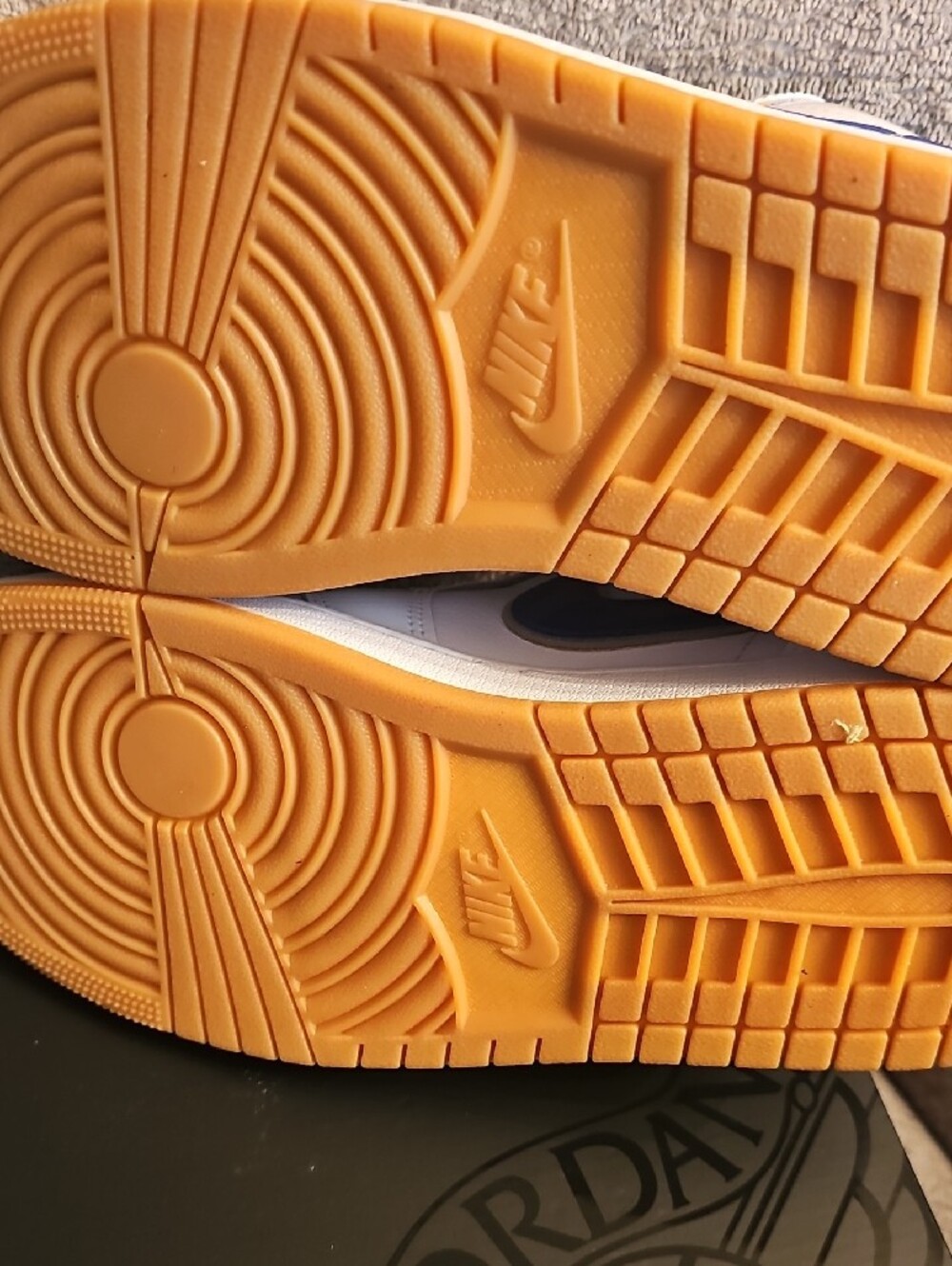 Air Jordan 1 Low SE - Picture 7 of 7